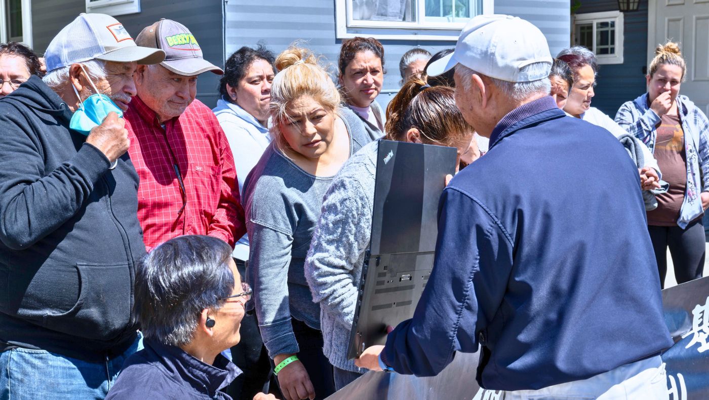4月15、16日北加州志工為受災的家庭進行發放，43戶家庭受惠。攝影／蔣國安