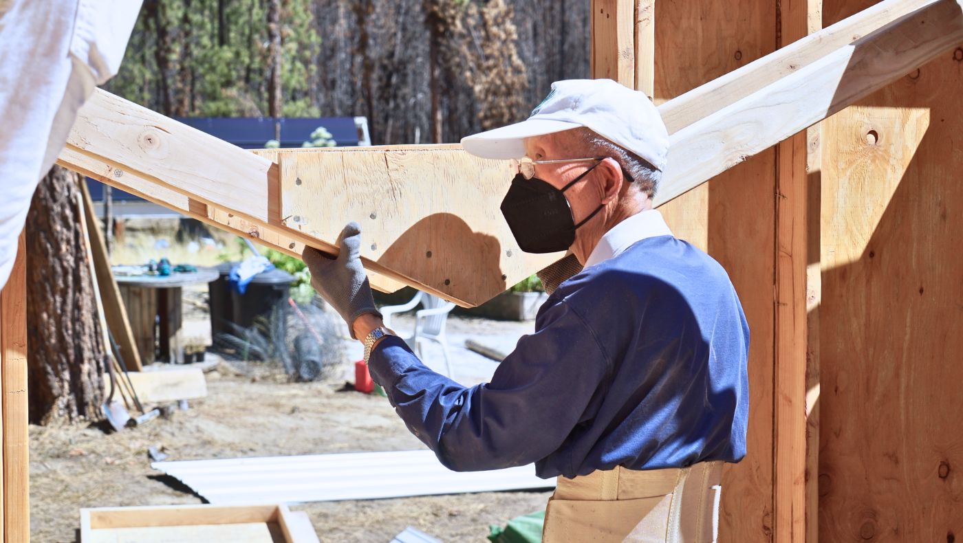 八旬慈濟志工為木屋搭蓋屋簷。攝影／海克特