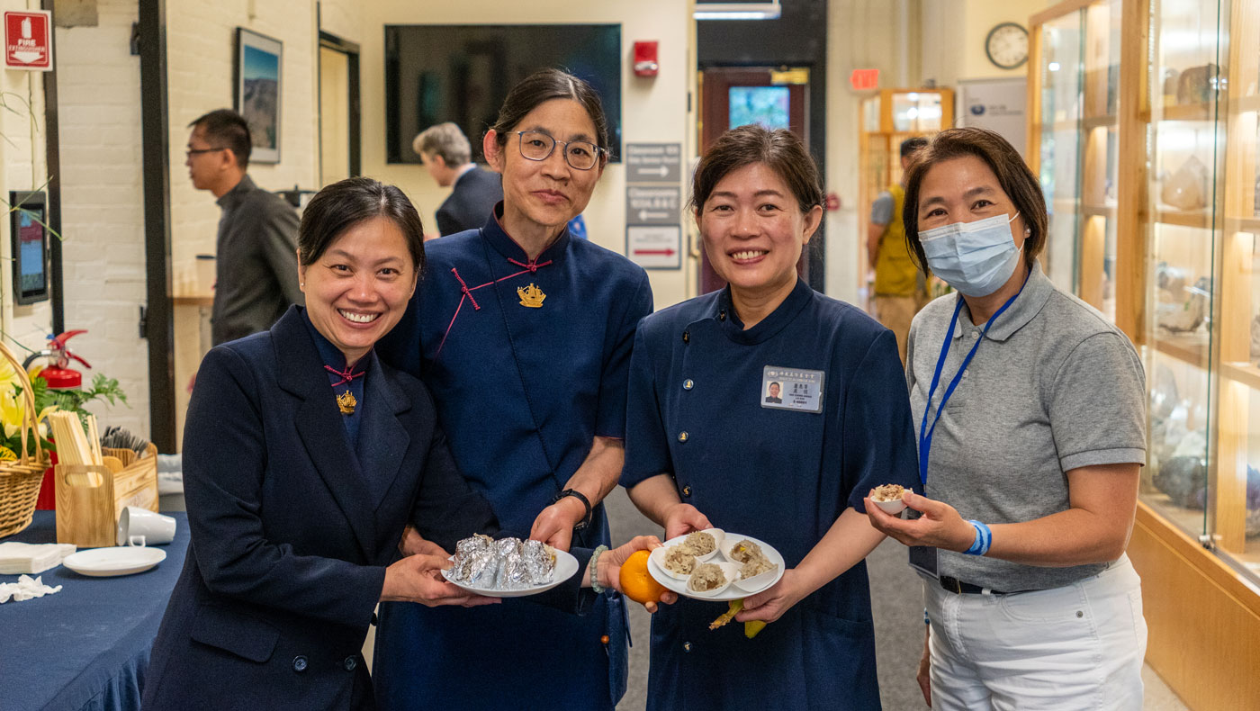 Voluntarios de Tzu Chi USA Boston brindando refrigerios nutritivos, así como almuerzos y cenas totalmente vegetarianos durante todo el evento. Foto/Jack Huang