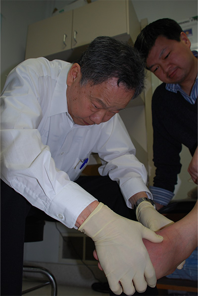 醫師杜友情幫病患治療腳