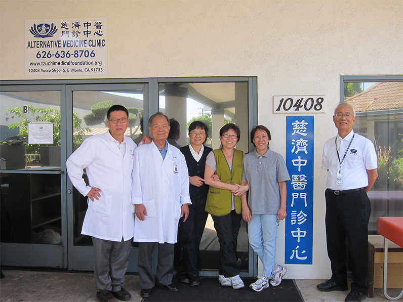 南愛滿地慈濟中醫門診中心的醫師、職工、志工合影