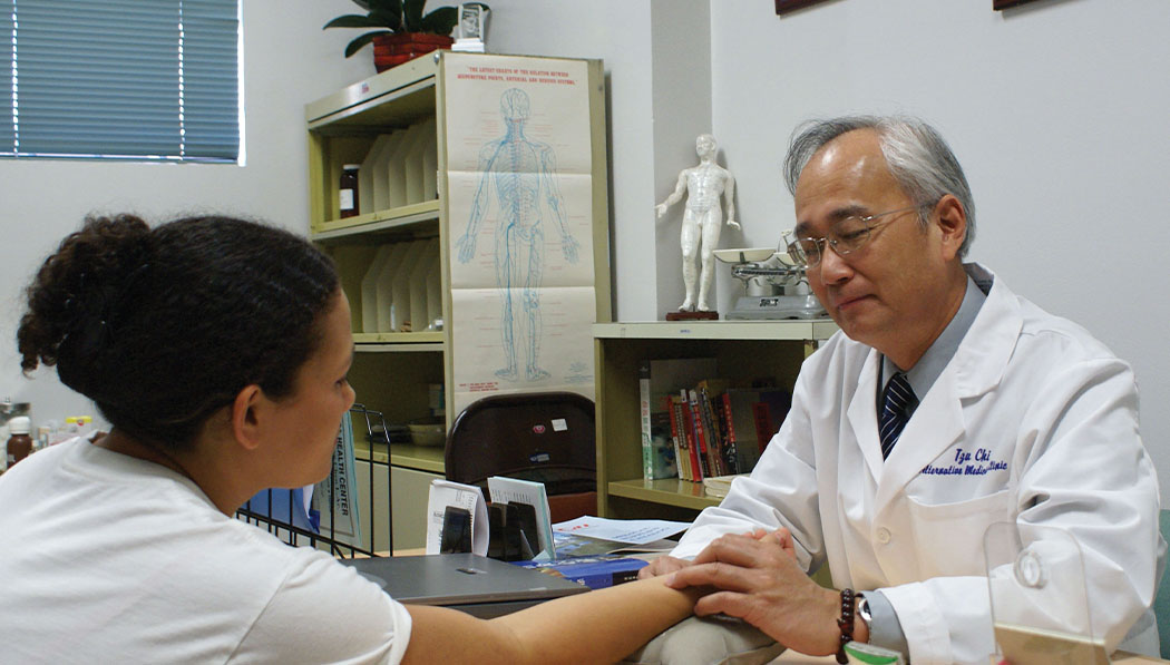 南愛滿地的慈濟中醫師陳新恭為病患把脈