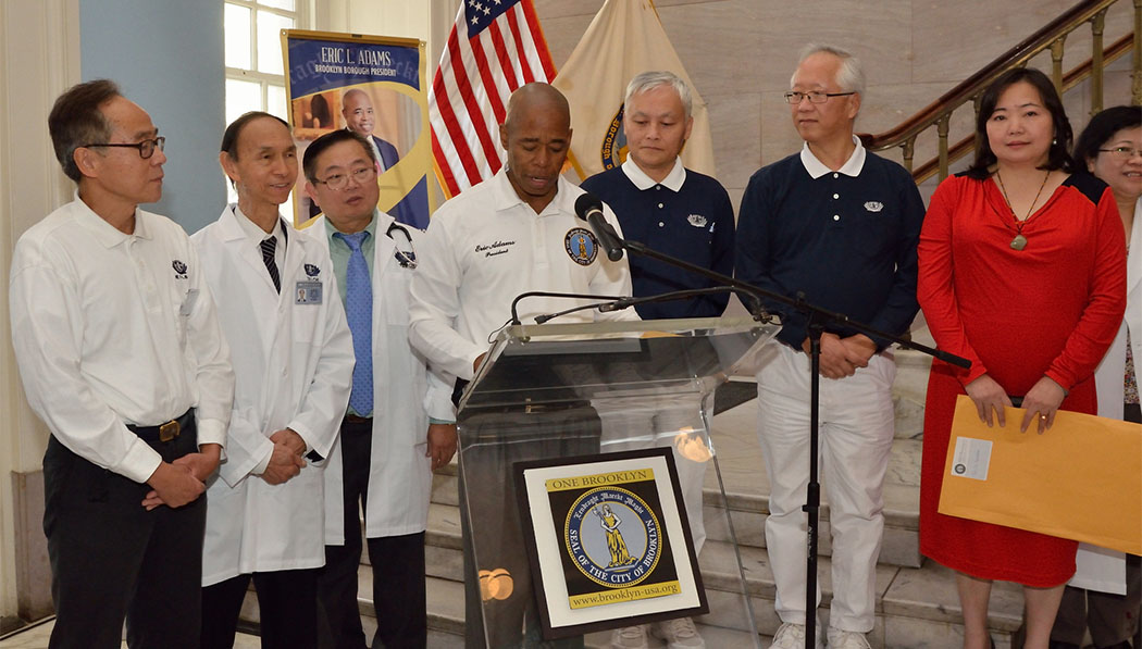 Eric Adams (middle), then-borough president and now New York City Mayor, comes to thank Tzu Chi. Present are TIMA New York members Dr. Kenneth Liao (left), Dr. Fansun Yao (second left), and Dr. Jonathan Chang (third left), the then Northeast Region’s Executive Director George Chang (third right), volunteer John Cheng (second right), and Brooklyn Chinese Representative Winnie Cheng (right)