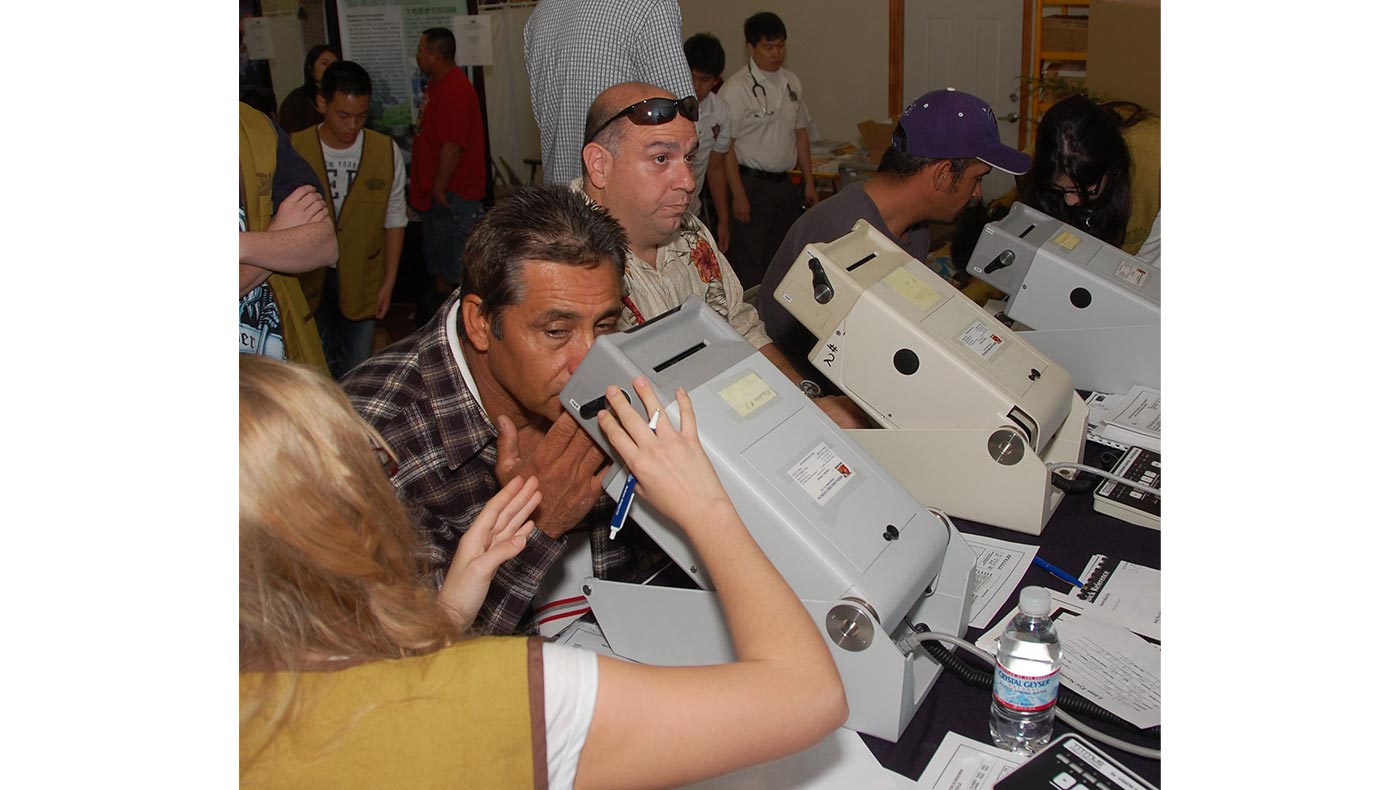 2009年11月7日，人醫會醫師為病患免費進行眼科檢查。圖片來源／慈濟鳳凰城聯絡處