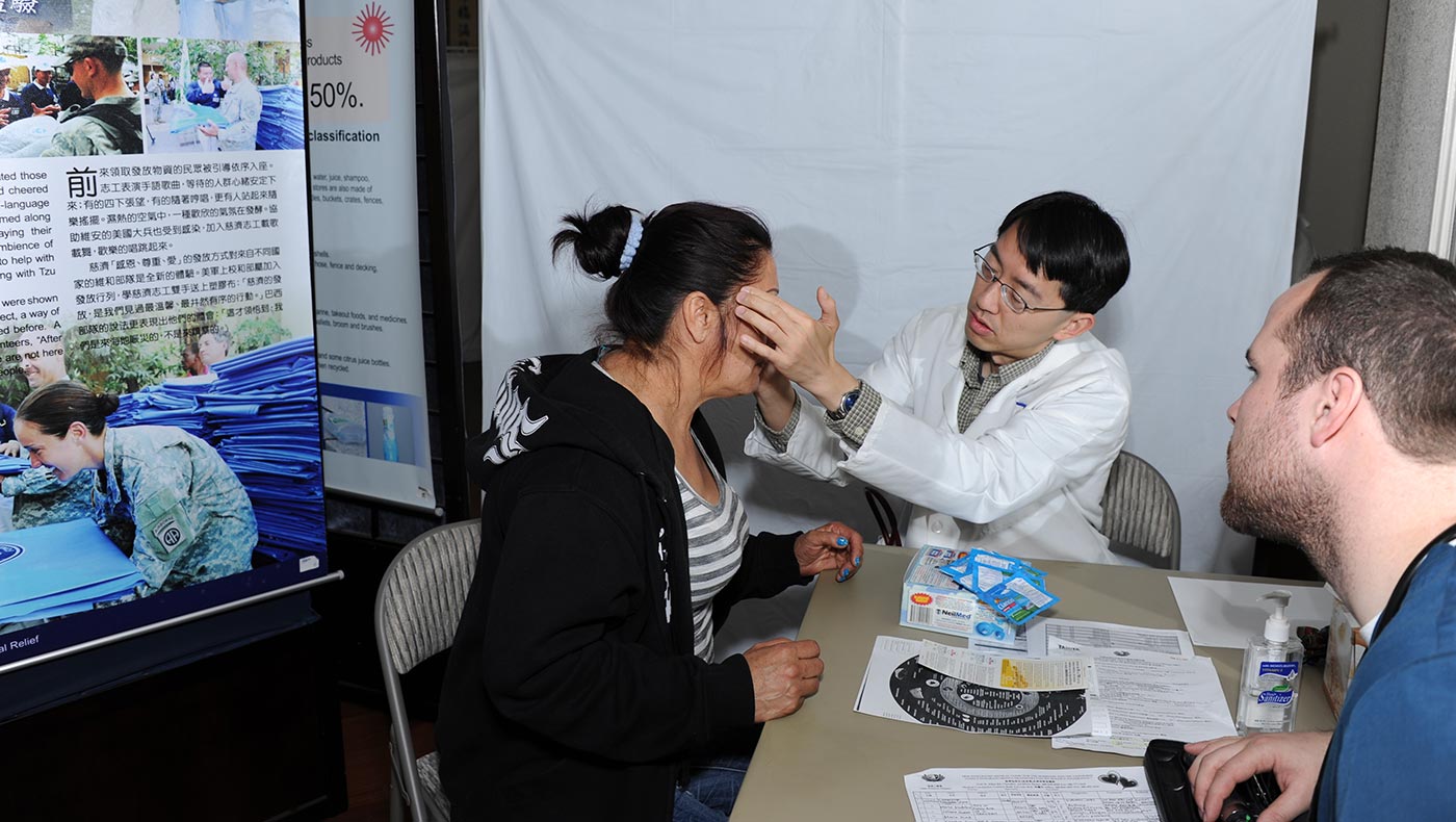 2012年2月25日，人醫會的醫師為病患看診。圖片來源／慈濟鳳凰城聯絡處