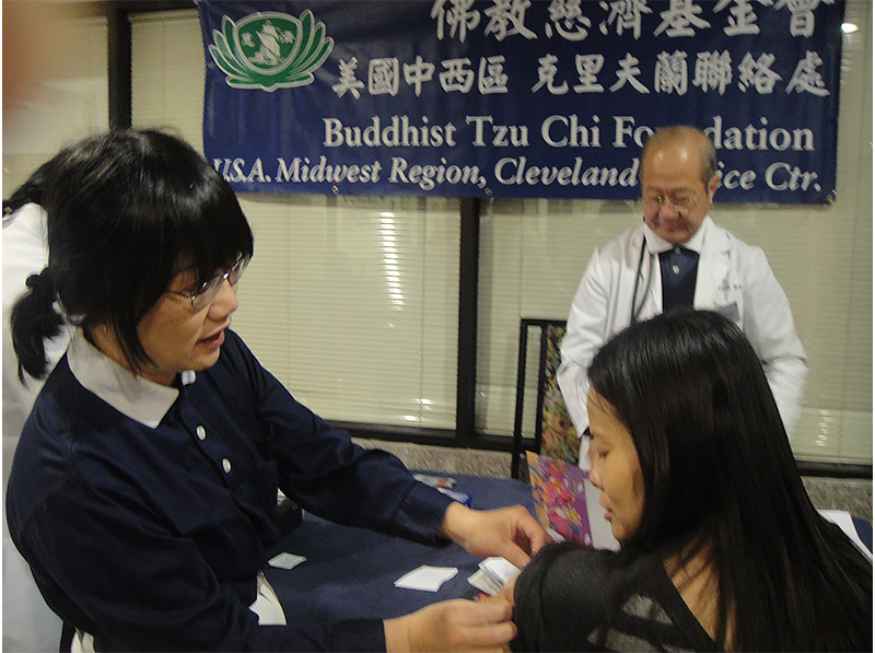 Dr. Shujane Kuo (left) and Dr. Peter Chen (back), serve together in a free clinic