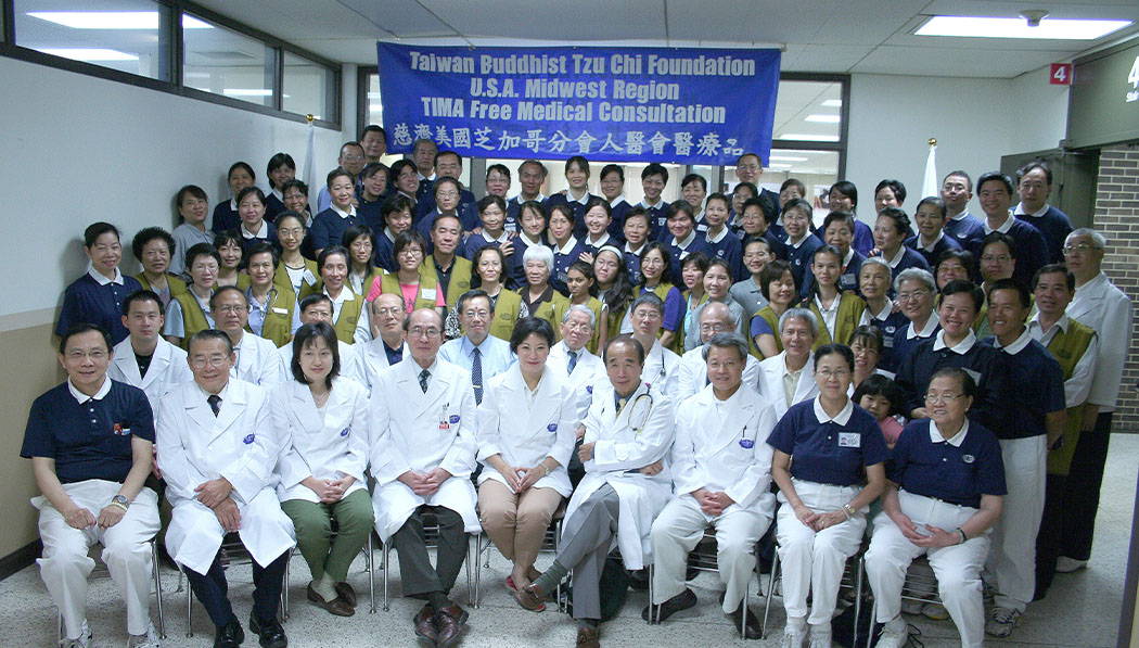 A group picture of TIMA Chicago, Tzu Chi, and community volunteers commemorates the free clinic on August 20, 2006.