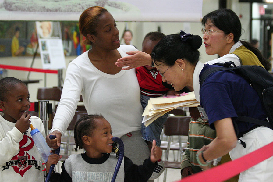Yahmei Hsieh (right) interacting with kid
