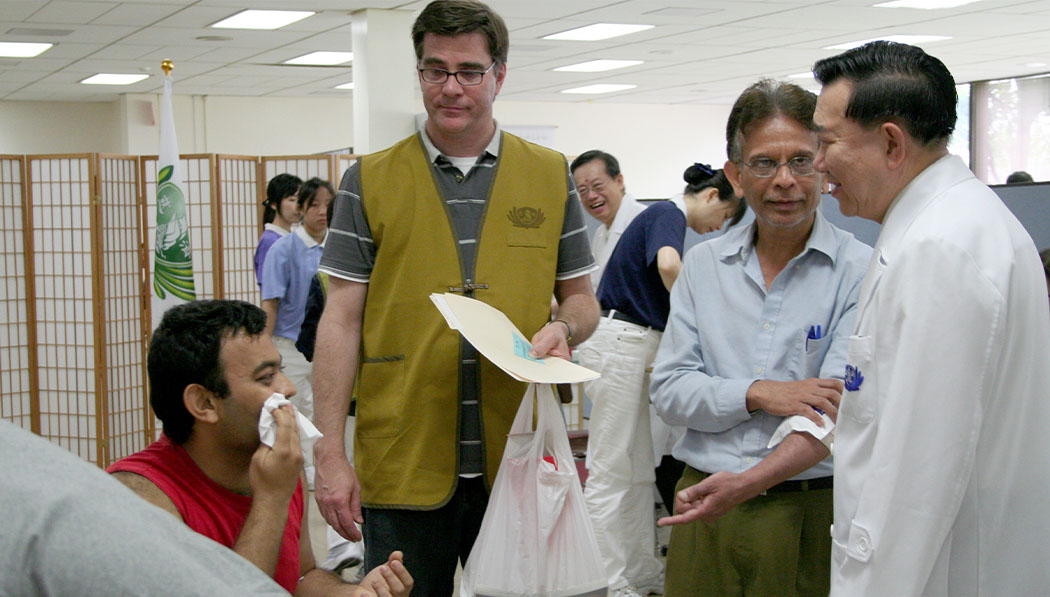 郭美璋醫師（右一）親切地關懷每一位病患和民眾