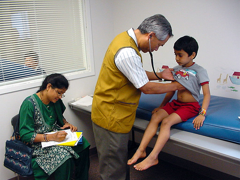 醫師為西語裔學童進行體檢