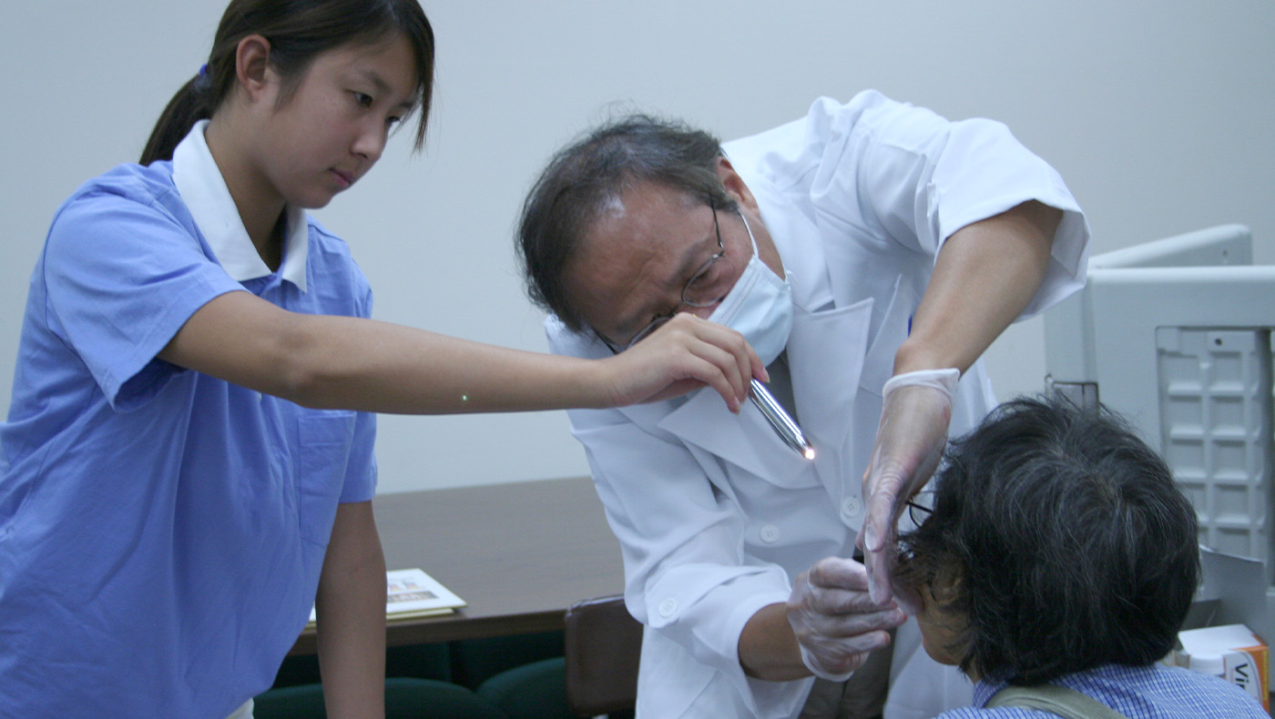 Dr. Yung Cheng (middle) and his daughter Cher Cheng (left) participate in a TIMA Chicago community free clinic