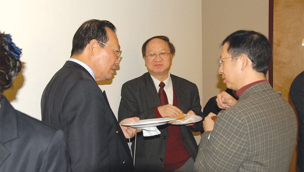 Dr. Mingchang Hsu (left), Dr. Howard Pung (right), and Dr. Hsinchun Li (middle) eagerly share their experiences and discuss ideas