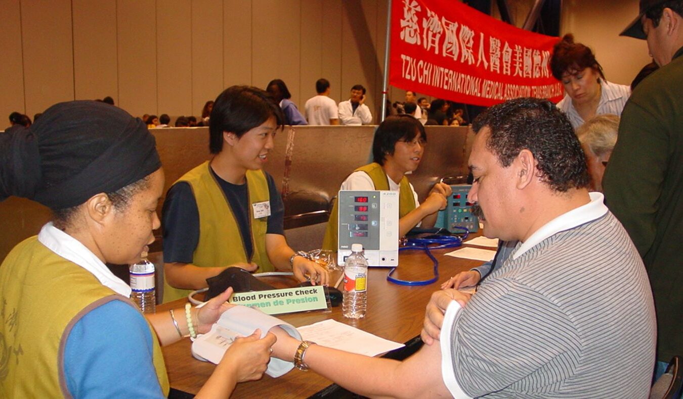 On November 27, 2003, Tzu Chi USA’s Southern Region holds a free community clinic event for the first time in Houston to celebrate Thanksgiving festivities