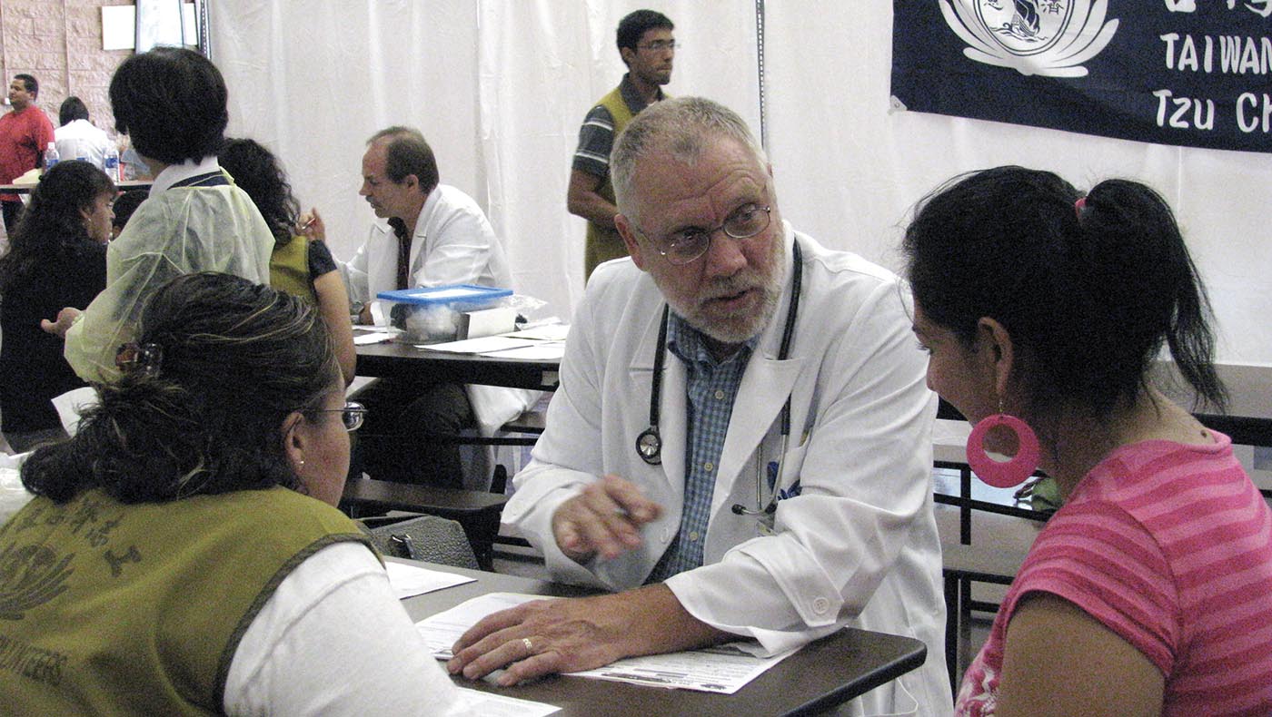 2009年9月27日，沙加緬度人醫會首度與美墨雙邊健康週（BHW）在屋崙舉行義診活動 。圖為理查·羅斯醫生（Richard Russ）爲民眾看診。攝影／陳碧惠