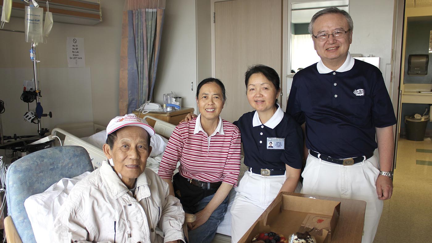 In May 2012, volunteers Nancy Ku and her husband Robert Ku bring a cake to the hospital for Puisham Wong and his wife Min Lu after a kidney transplant surgery. Photo/Nancy Ku