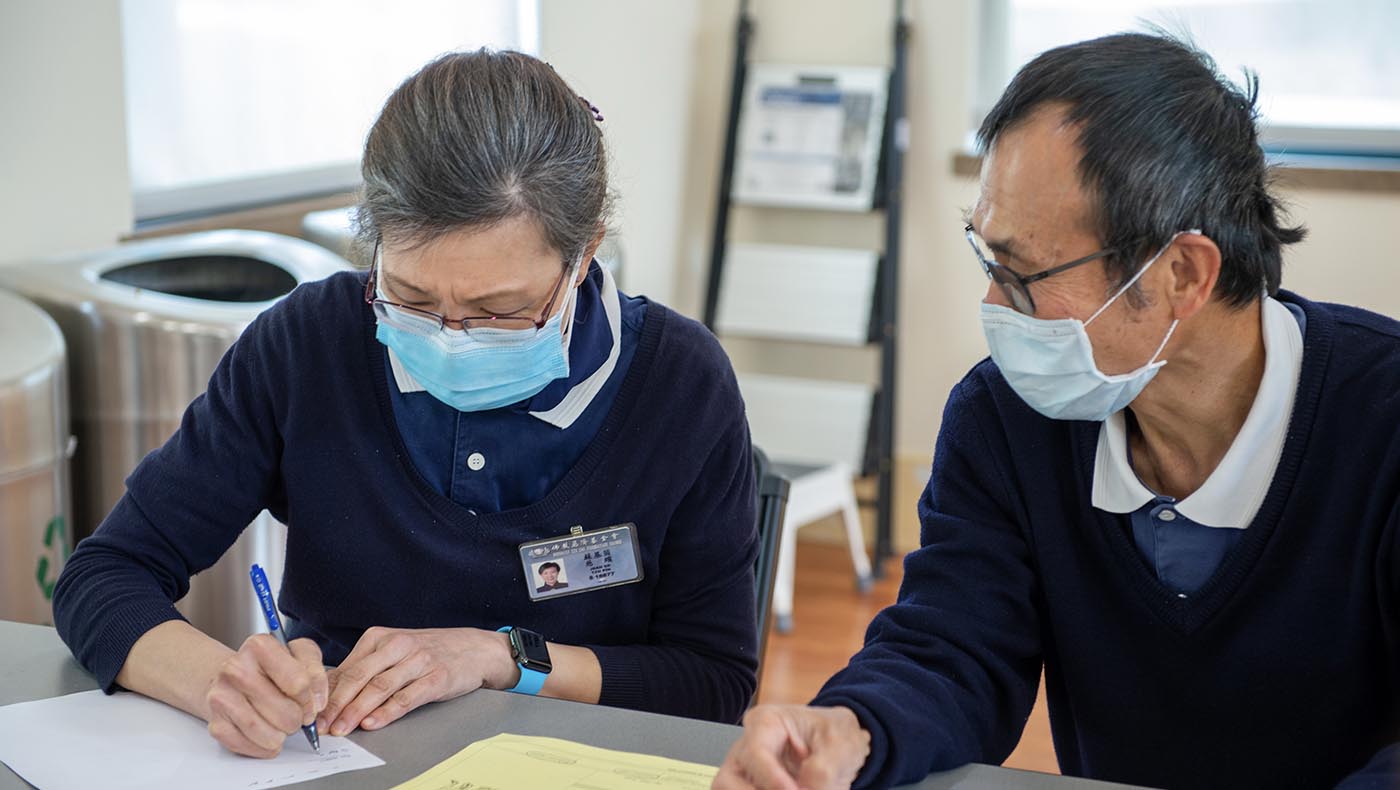 Tzu Chi USA’s Northwest Region holds a one-day free clinic event for people with low incomes in California’s Silicon Valley. Pictured are medical volunteers Jean So and Chijen Huang. Photo/Andy Chiang