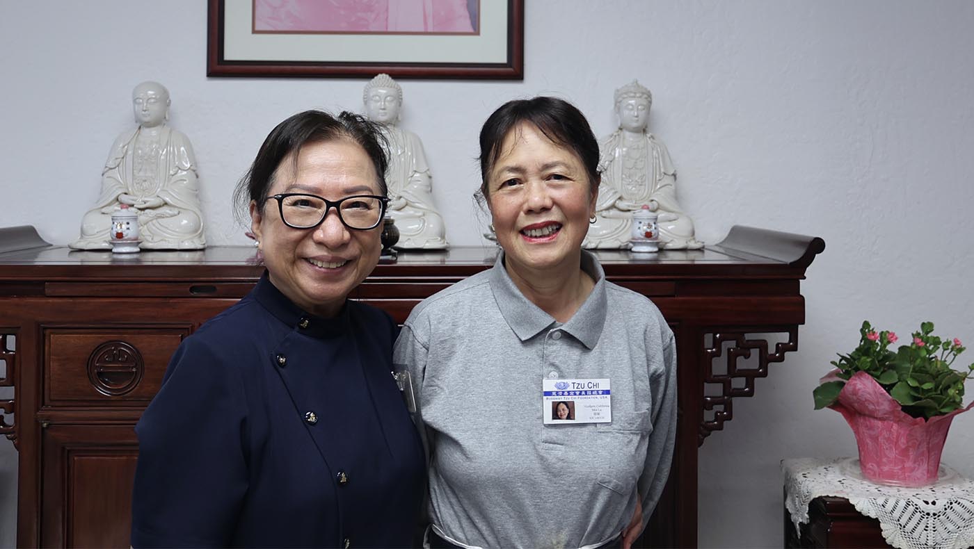 Min Lu (right), who was moved to become a Tzu Chi volunteer in 2023, poses with Renal Support Group volunteer Sherry Shih. Photo/ Kitty Lu