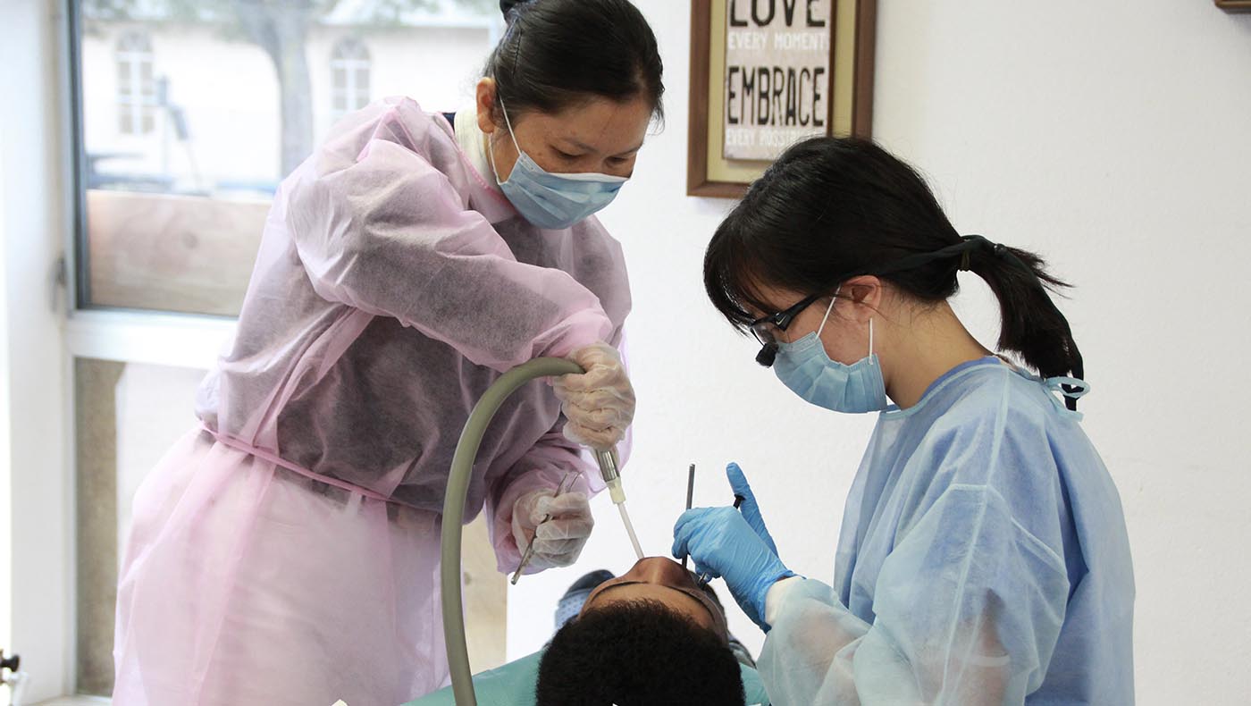 2014年8月9日，舊金山人醫會前往獵人角的社區中心為當地貧困家庭提供牙科義診服務。攝影／陳德洋