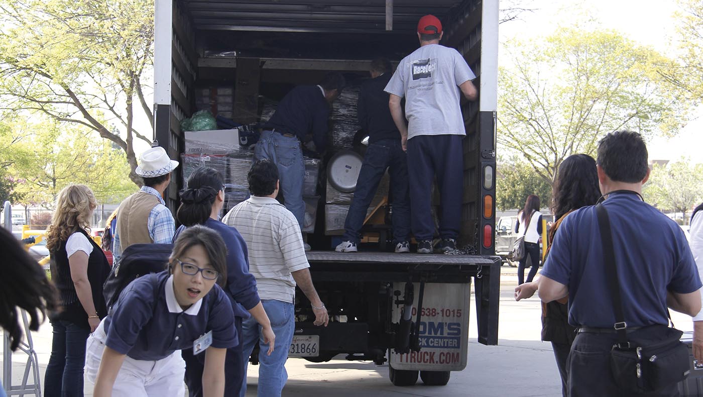 2014年慈濟美國在佛瑞斯諾舉辦義診，社區志工合力將醫療器材搬運下車。攝影／顧超然