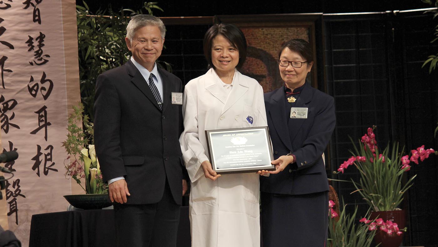 Nurse Siwelin Wong, who continues to participate in Tzu Chi’s free clinic activities, receives a commendation. Photo/Nancy Ku