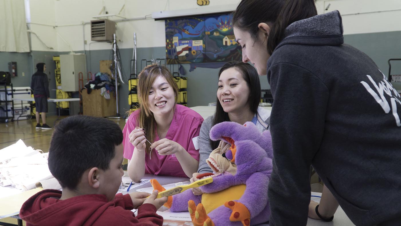 2016年4月30日，加州大學舊金山分校牙醫系學生利用布偶讓小朋友學習正確刷牙方式。攝影／白斌一