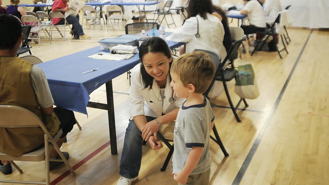 2013年7月21日，醫師和來看診的小朋友開心聊天。攝影／孫文憲