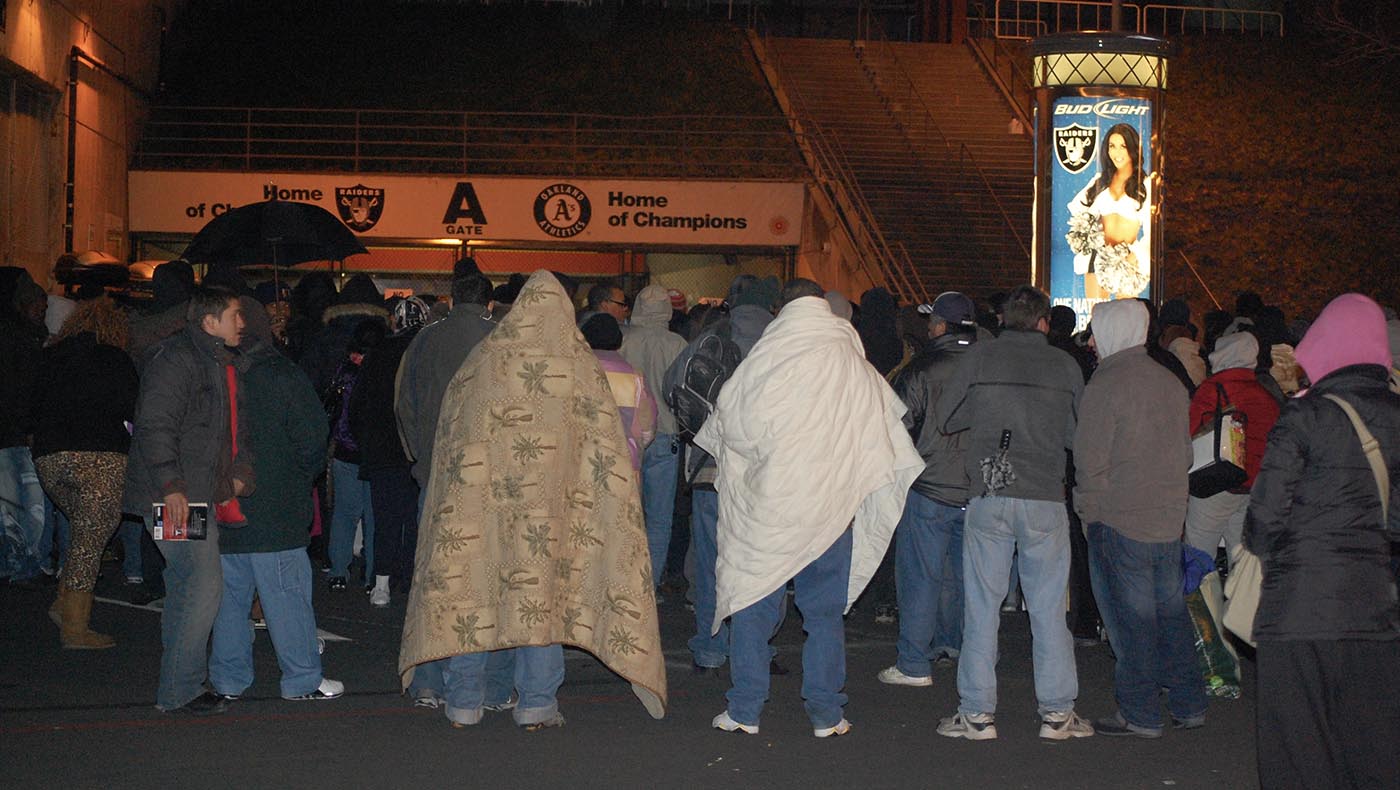 2012年，在奧克蘭展覽館 （Oakland Coliseum） 舉辦 RAM 大型義診，求診的民眾裹著毛毯，徹夜排隊等候。攝影／李麗貴