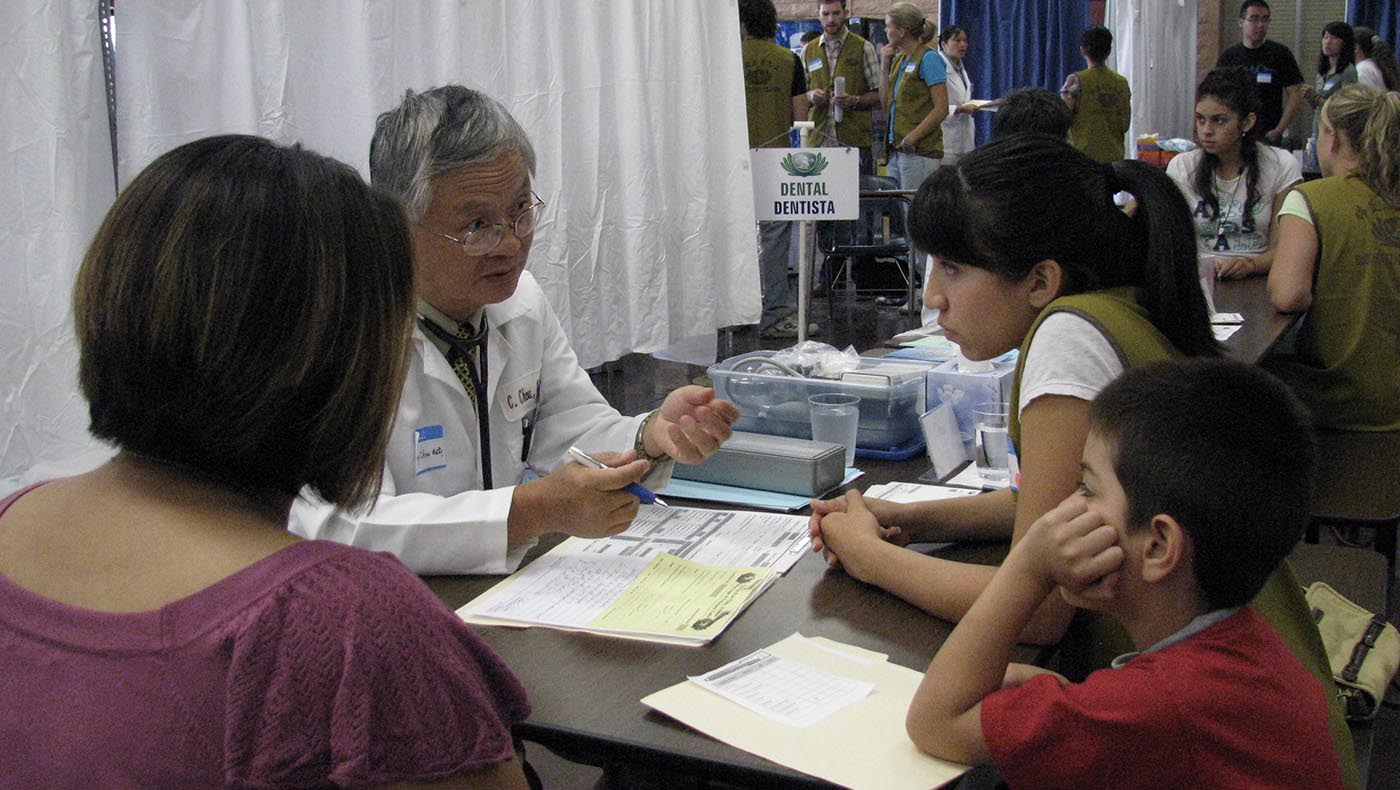 2009年9月27日，醫師為社區民眾提供醫療諮詢，為他們講解身體的病徵。攝影／陳碧惠