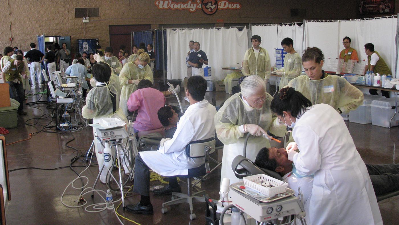 2009年9月27日，民眾登記看診踴躍，因此牙科診療動員大量牙科設備。攝影／陳碧惠