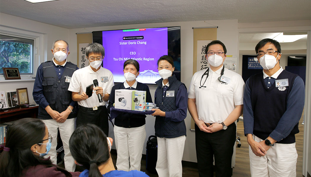 Doris Chang (third left), Executive Director of the Tzu Chi Mid-Atlantic Region, gifts two blood pressure monitors to TIMA’s Pittsburgh team
