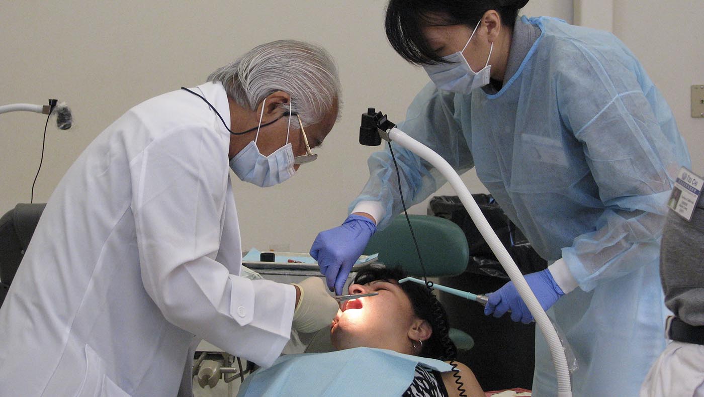2010年7月18日，牙醫師路易艾伯特（Louie Albert，左）為病人診療。攝影／陳碧惠