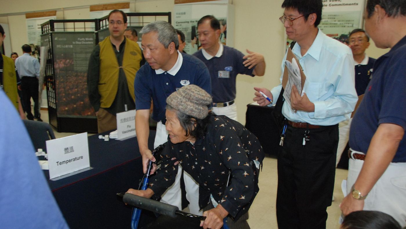 Volunteer Choufan Hsiao helps with registration