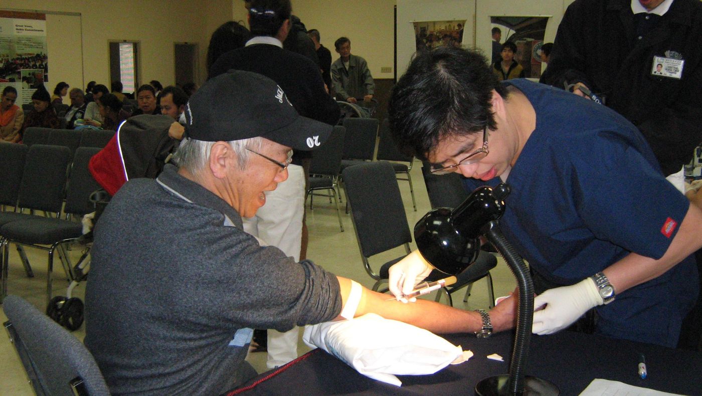 2010年4月18日，醫療志工為民眾抽血，做癌症篩檢。攝影／王明華