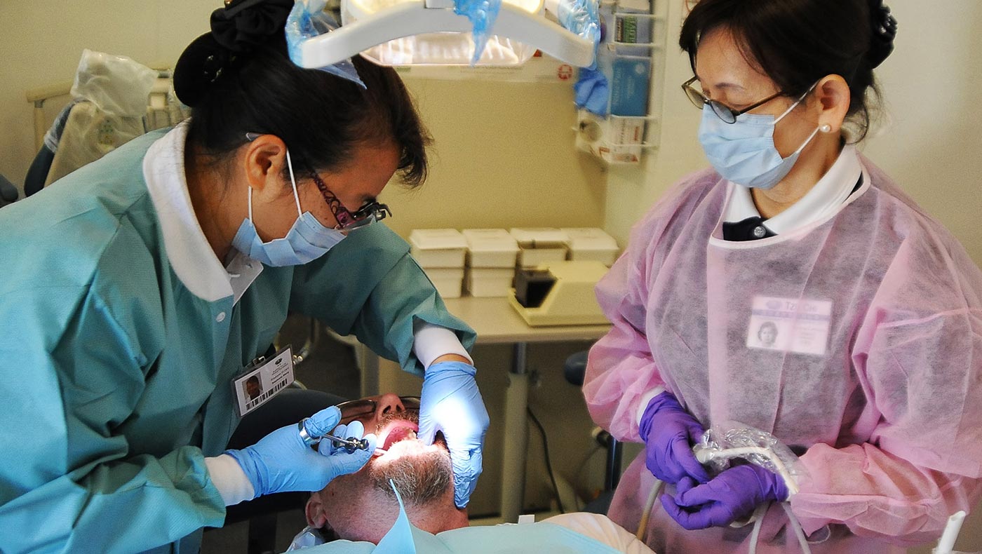 2013年7月21日，牙醫師王杏芬（左）和擔任牙科助理的林曼珠。攝影／孫文憲