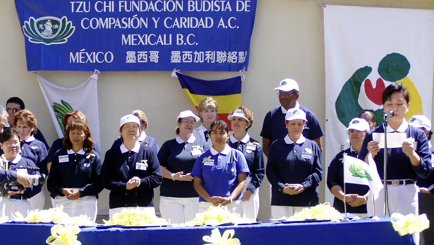 慈濟墨西加利聯絡點於2003年結合美墨慈濟志工,在墨國下加州小鎮弗朗西斯科-穆爾吉亞(Francisco- Murguia)舉辦義診,提供家醫科、小兒科、牙科、婦產科服務。圖片來源 / 慈濟本會