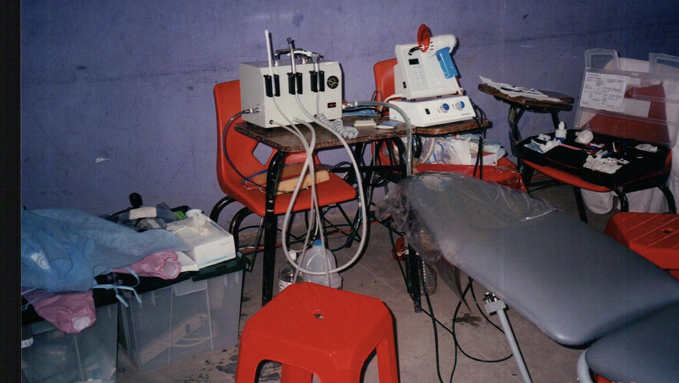 1998年10月18日，慈濟義診團隊前往墨西哥邊境舉辦首場義診，從美國將攜帶式牙科診療器材搬運至目的地。圖片來源／陳恂滿