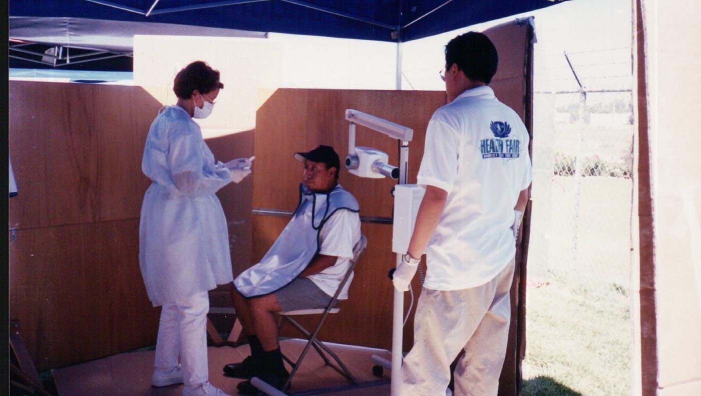 1998年10月18日，方敏智醫師將自己在美國特製、內嵌笨重鉛片的數塊X光擋板運到墨西哥，用於口腔X光片拍攝，保護病人和醫生安全。圖片來源／陳恂滿