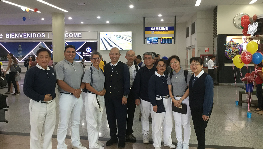 Tzu Chi volunteers group photo at the airport