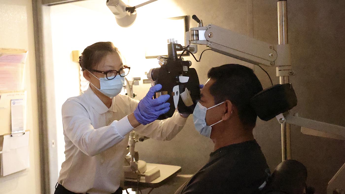 林孟潔視光學醫師為民眾檢查視力。攝影／駱淑麗