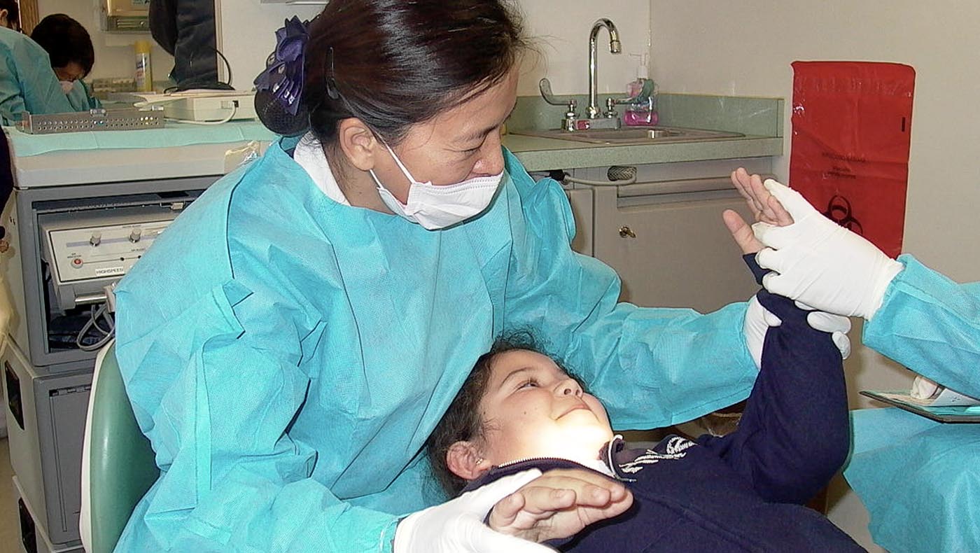 2004年牙科醫療車在南加州南門市的蒙特拉小學（Montara Avenue Elementary School in South Gate, CA）舉辦義診。攝影／詹惠琴