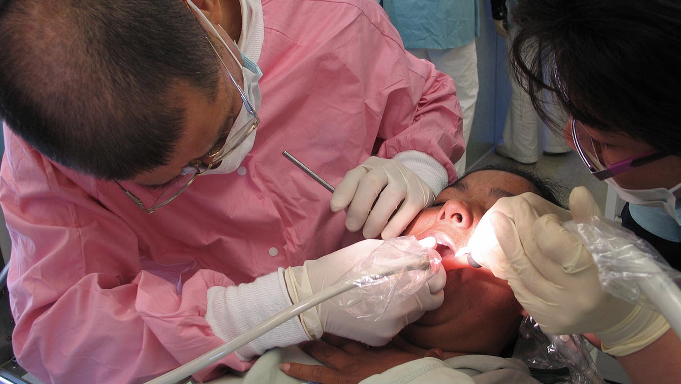 2007年九月，陳建全醫師在醫療車上，於加州羅沙曼（Rosamond）社區為農工民眾看牙。攝影／許卿雲