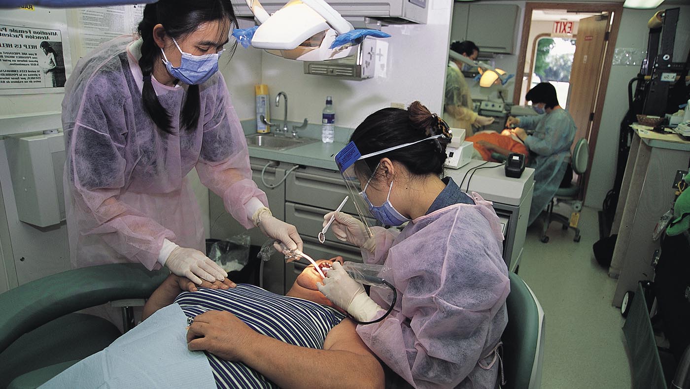 2002年慈濟大愛牙科醫療車在洛杉磯市范奈社區（Van Nuys in Los Angeles, CA）為民眾義診。攝影／顏霖沼