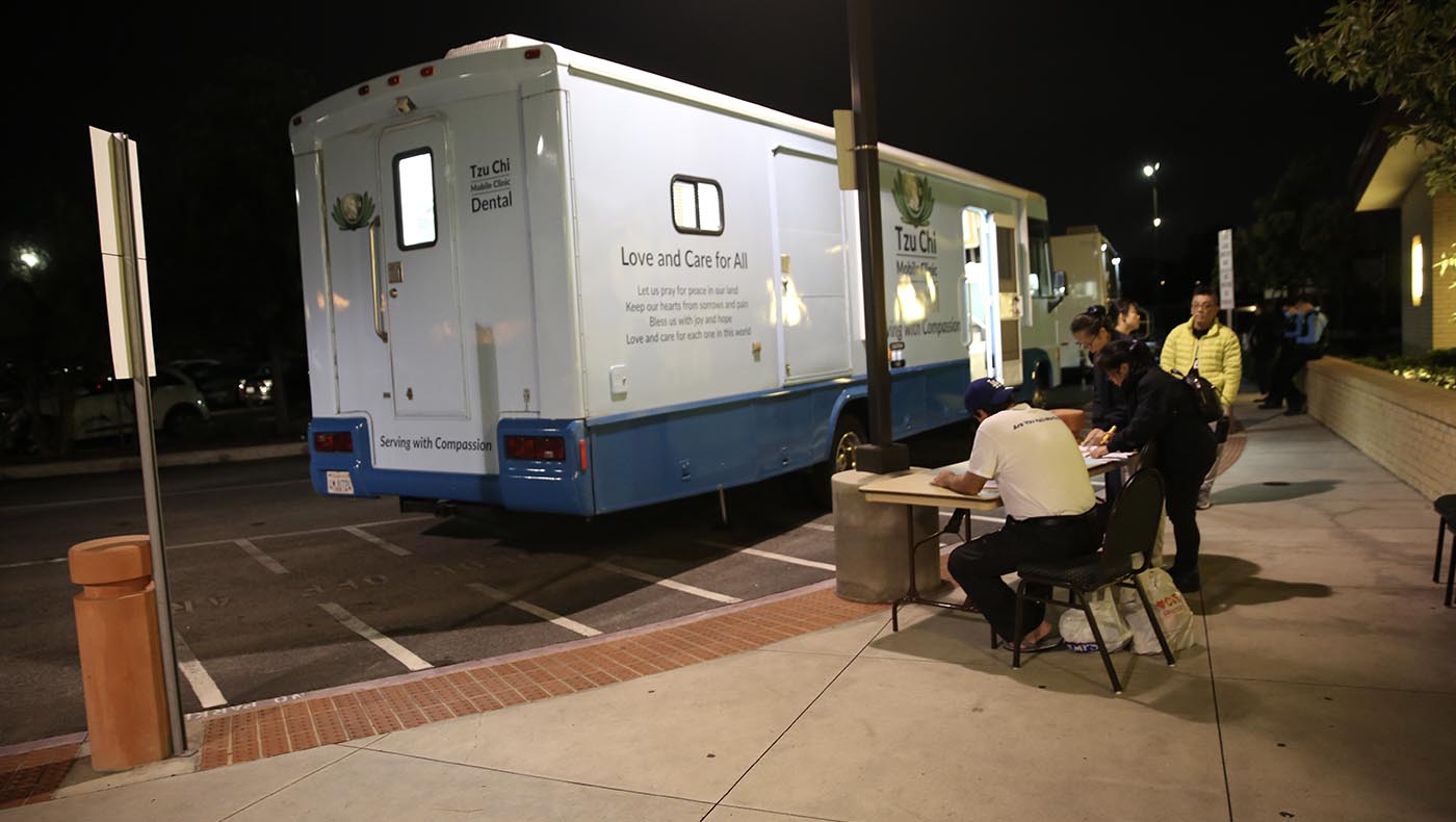 2019年牙科醫療車在洛杉磯縣的一個冬季遊民收容所舉辦夜間義診。攝影／葉晉宏