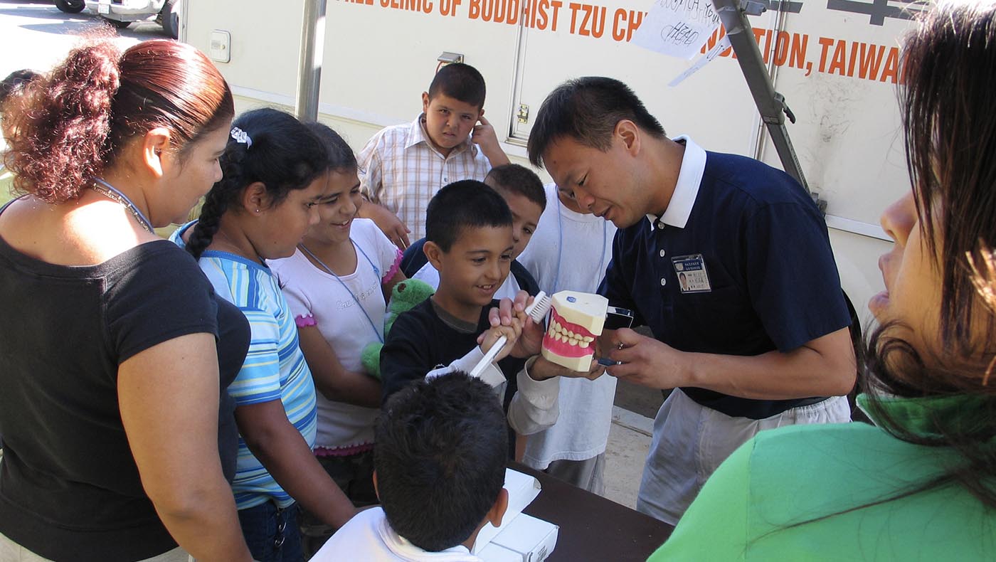 Dr. Jianquan Chen participates in the Tzu Chi Dental Mobile Clinic’s free outreach event for agricultural workers in Rosamond, an unincorporated Kern County, California, community.