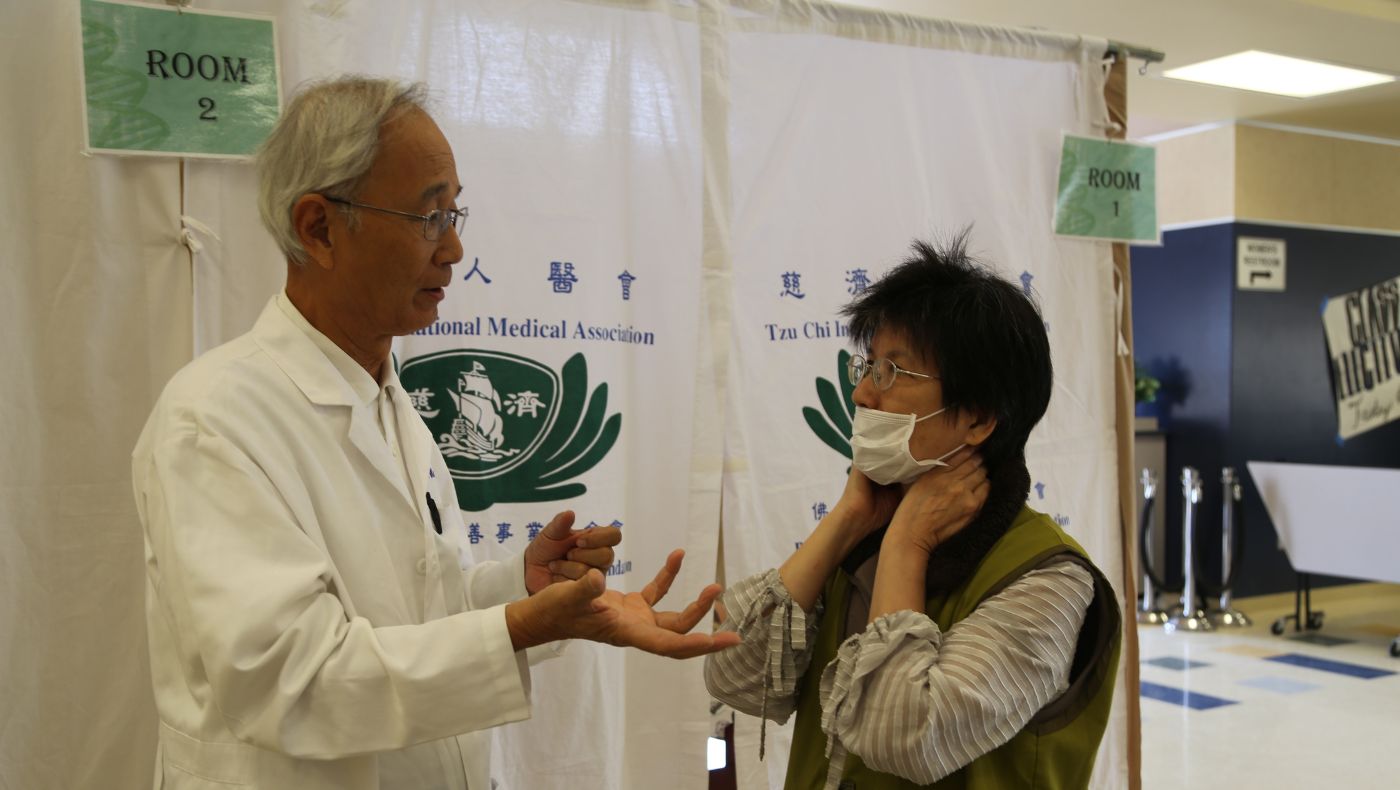 Shincung Chen was at a free clinic in Bakersfield, CA, an agricultural town in California in 2018. She explained the causes of body aches and how to take care of her body to the volunteers who came to help at the free clinic after a busy day.
