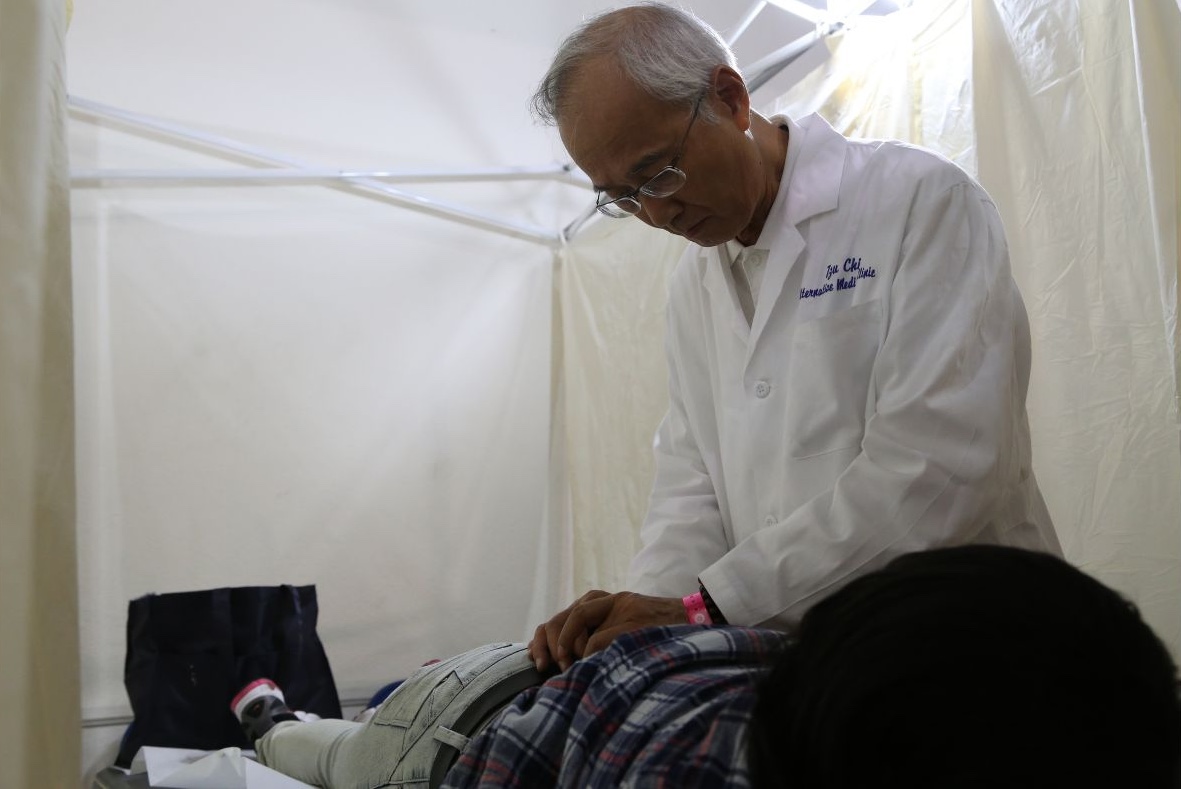 Dr. Shincung Chen is proficient in Spanish and has no problem communicating with patients who are farmers and workers in rural areas. The picture shows Chen Xingong treating people at a free clinic in 2014.