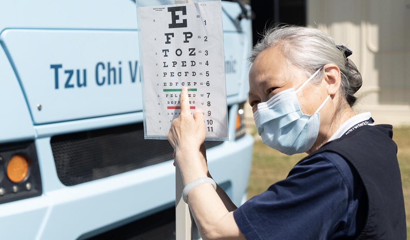 Tzu Chi volunteers check the eyesight of underprivileged school children during Tzu Chi Vision Mobile Clinic outreach in Fresno, California.