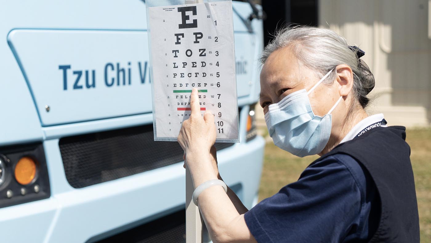 Tzu Chi volunteers check the eyesight of underprivileged school children during Tzu Chi Vision Mobile Clinic outreach in Fresno, California.