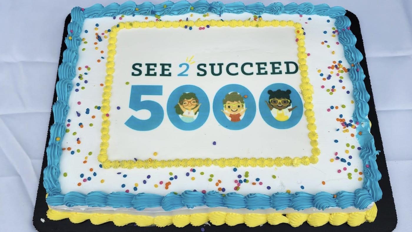 行動醫療團隊特別準備「See 2 Succeed」蛋糕慶祝為貧困學生提供第5,000 副眼鏡。圖片來源／鍾明楒