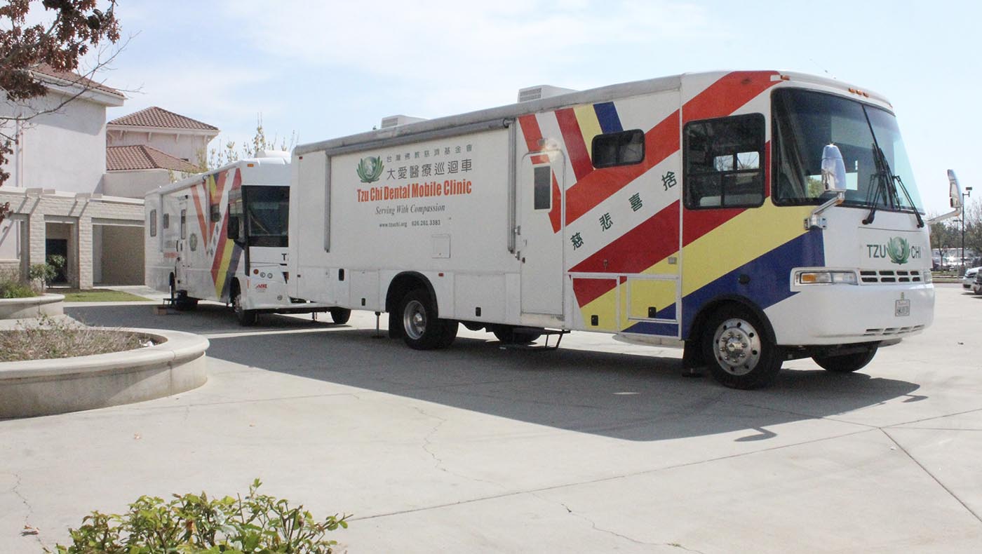 2013年3月16日，兩台醫療車開到義診現場為民眾提供牙科診療。攝影／陳碧惠
